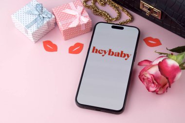 KHARKIV, UKRAINE - 12 Haziran 2024: Hey bebek flört uygulaması akıllı telefon ekranında. Randevu ve aile kavramı.