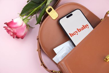 KHARKIV, UKRAINE - 12 Haziran 2024: Hey bebek flört uygulaması akıllı telefon ekranında. Randevu ve aile kavramı.