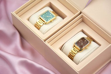 Pembe arka plandaki kadınlar için en az moda kol saati. Moda ve tarz.