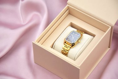 Pembe arka plandaki kadınlar için en az moda kol saati. Moda ve tarz.