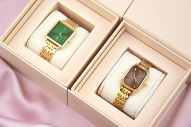 Pembe arka plandaki kadınlar için en az moda kol saati. Moda ve tarz.