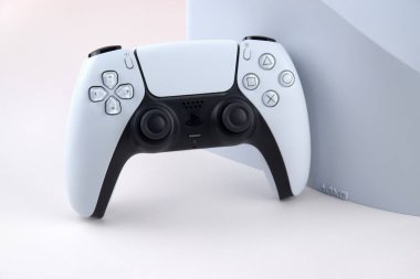 Kharkiv, Ukrayna - 10 Temmuz 2025: Beyaz Sony PlayStation 5 ve beyaz masadaki denetleyici.