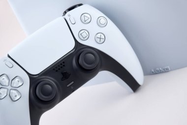 Kharkiv, Ukrayna - 10 Temmuz 2025: Beyaz Sony PlayStation 5 ve beyaz masadaki denetleyici.