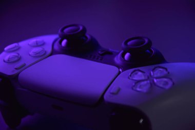 Kharkiv, Ukrayna - 10 Temmuz 2025: Beyaz Sony PlayStation 5 ve karanlık masa üzerindeki denetleyici.