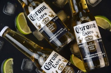 Kharkiv, Ukrayna, 2 Nisan 2025: Koyu arkaplanda buzlu ve limonlu Corona Ekstra Birası.