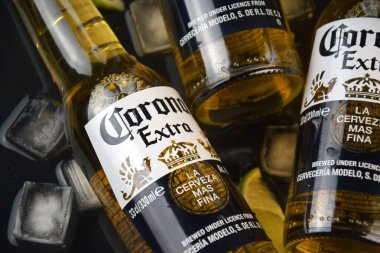 Kharkiv, Ukrayna, 2 Nisan 2025: Koyu arkaplanda buzlu ve limonlu Corona Ekstra Birası.