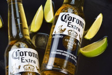 Kharkiv, Ukrayna, 2 Nisan 2025: Koyu arkaplanda buzlu ve limonlu Corona Ekstra Birası.