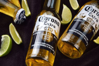 Kharkiv, Ukrayna, 2 Nisan 2025: Koyu arkaplanda buzlu ve limonlu Corona Ekstra Birası.