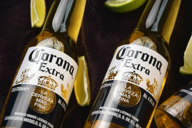 Kharkiv, Ukrayna, 2 Nisan 2025: Koyu arkaplanda buzlu ve limonlu Corona Ekstra Birası.