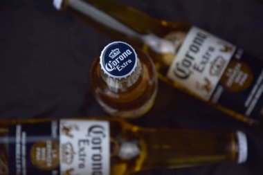 Kharkiv, Ukrayna, 2 Nisan 2025: Koyu arkaplanda buzlu ve limonlu Corona Ekstra Birası.