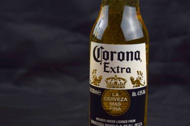 Kharkiv, Ukrayna, 2 Nisan 2025: Koyu arkaplanda buzlu ve limonlu Corona Ekstra Birası.