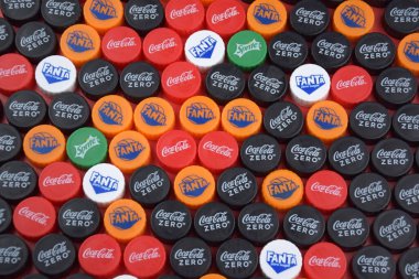 Kharkiv, Ukrayna - 25 Ocak 2025: Geri dönüşüm işaretli plastik şişe kapakları. Geri dönüşüm kavramı.