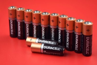 Kharkiv, Ukrayna - 20 Temmuz 2025: Kırmızı zemin üzerinde Duracell pilleri.