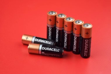 Kharkiv, Ukrayna - 20 Temmuz 2025: Kırmızı zemin üzerinde Duracell pilleri.