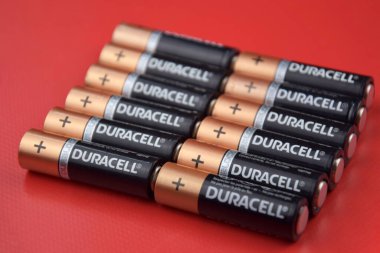 Kharkiv, Ukrayna - 20 Temmuz 2025: Kırmızı zemin üzerinde Duracell pilleri.