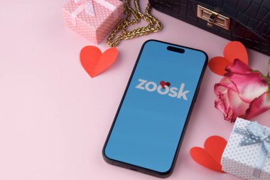 KHARKIV, UKRAINE - 12 Haziran 2024: Akıllı telefon ekranında Zoosk flört uygulaması. Randevu ve aile kavramı.