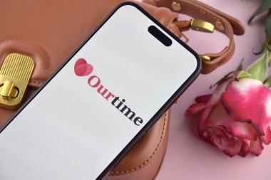 KHARKIV, UKRAINE - 12 Haziran 2024: Akıllı telefon ekranında bizim zaman flört uygulaması. Randevu ve aile kavramı.