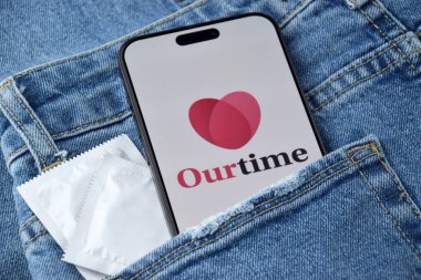 KHARKIV, UKRAINE - 12 Haziran 2024: Akıllı telefon ekranında bizim zaman flört uygulaması. Randevu ve aile kavramı.