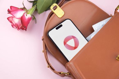 KHARKIV, UKRAINE - 12 Haziran 2024: Akıllı telefon ekranında randevu uygulaması aç. Randevu ve aile kavramı.