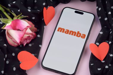 KHARKIV, UKRAINE - 12 Haziran 2024: Akıllı telefon ekranında Mamba flört uygulaması. Randevu ve aile kavramı.