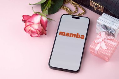 KHARKIV, UKRAINE - 12 Haziran 2024: Akıllı telefon ekranında Mamba flört uygulaması. Randevu ve aile kavramı.