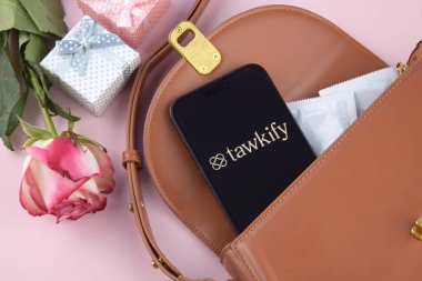 KHARKIV, UKRAINE - 12 Haziran 2024: Akıllı telefon ekranında flört uygulamasını Tawkify. Randevu ve aile kavramı.