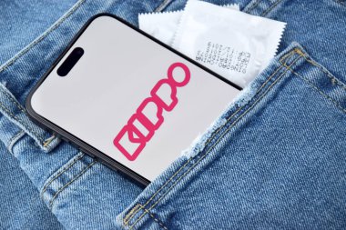 KHARKIV, UKRAINE - 12 Haziran 2024: Akıllı telefon ekranında Kippo flört uygulaması. Randevu ve aile kavramı.