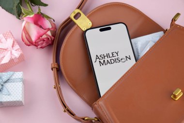 KHARKIV, UKRAINE - 12 Haziran 2024: Ashleymadison akıllı telefon ekranında flört uygulaması. Randevu ve aile kavramı.