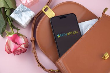 KHARKIV, UKRAINE - 12 Haziran 2024: Akıllı telefon ekranında Mennation flört uygulaması. Randevu ve aile kavramı.