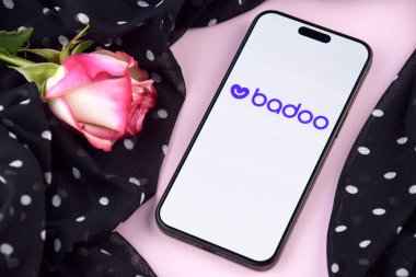 KHARKIV, UKRAINE - 12 Haziran 2024: Akıllı telefon ekranında Badoo flört uygulaması. Randevu ve aile kavramı.