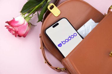 KHARKIV, UKRAINE - 12 Haziran 2024: Akıllı telefon ekranında Badoo flört uygulaması. Randevu ve aile kavramı.