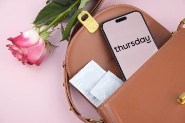 KHARKIV, UKRAINE - 12 Haziran 2024: Perşembe akıllı telefon ekranında flört uygulaması. Randevu ve aile kavramı.