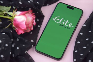 KHARKIV, UKRAINE - 12 Haziran 2024: Akıllı telefon ekranında flört uygulamasını elemek. Randevu ve aile kavramı.