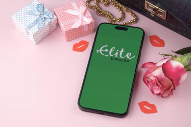 KHARKIV, UKRAINE - 12 Haziran 2024: Akıllı telefon ekranında flört uygulamasını elemek. Randevu ve aile kavramı.