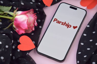 KHARKIV, UKRAINE - 12 Haziran 2024: Akıllı telefon ekranında parship flört uygulaması. Randevu ve aile kavramı.