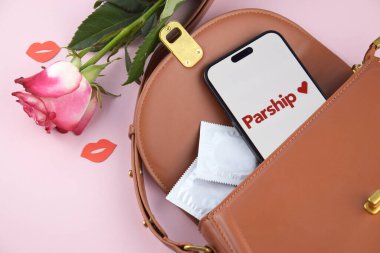 KHARKIV, UKRAINE - 12 Haziran 2024: Akıllı telefon ekranında parship flört uygulaması. Randevu ve aile kavramı.