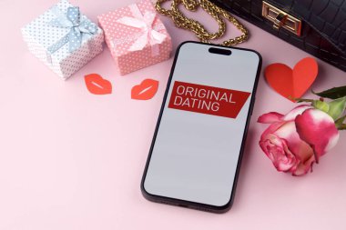 KHARKIV, UKRAINE - 12 Haziran 2024: Akıllı telefon ekranında tarihleme uygulaması. Randevu ve aile kavramı.