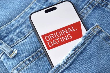 KHARKIV, UKRAINE - 12 Haziran 2024: Akıllı telefon ekranında tarihleme uygulaması. Randevu ve aile kavramı.