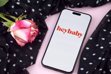 KHARKIV, UKRAINE - 12 Haziran 2024: Hey bebek flört uygulaması akıllı telefon ekranında. Randevu ve aile kavramı.