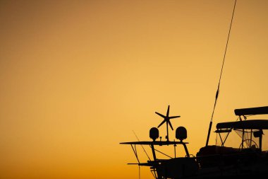 Baharda Avustralya 'da gün batımında deniz kenarında yat gezisi.