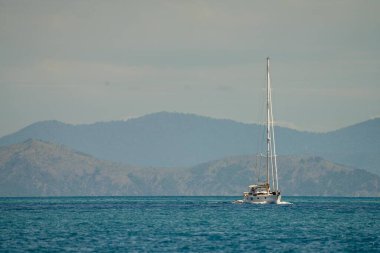 Queensland Avustralya 'daki büyük bariyer resiflerinde yaz aylarında yat ve teknelerle seyahat ediyorlar.