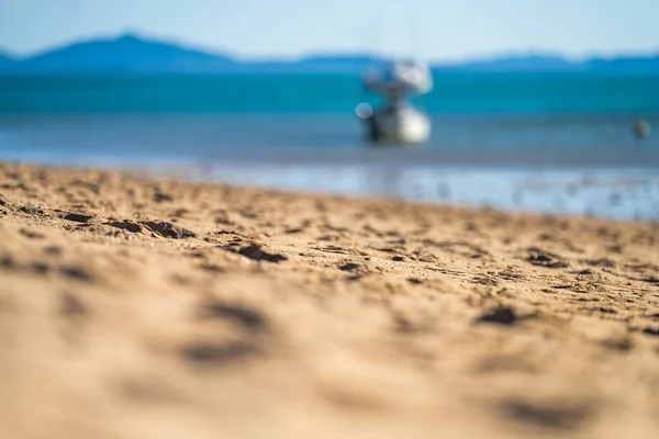 夏にボートや観光でオーストラリアのクイーンズランド州の白い砂浜 — ストック写真