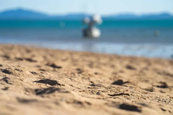 オーストラリアのクイーンズランド州の美しい砂浜を歩くと — ストック写真
