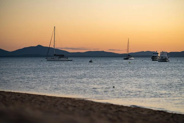Resort Playa Tomando Bebidas Atardecer Queensland Australia Verano — Foto de Stock