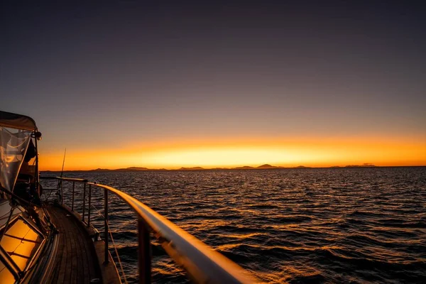 Puesta Sol Sobre Océano Luz Dorada Con Olas Yates Australia — Foto de Stock