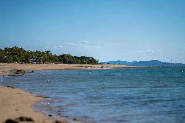 Piaszczysta Plaża Łodzi Turystów Queensland Australia Lecie — Zdjęcie stockowe