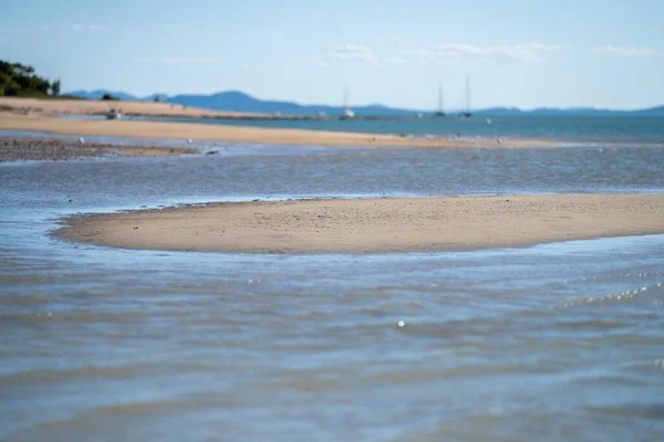 Sandstrand Mit Booten Und Touristen Queensland Australia Sommer — Stockfoto