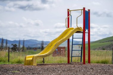 İlkbaharda Avustralya 'da bir parkta kayar ve sallanır.