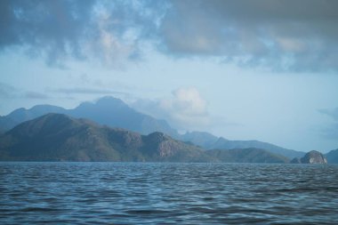 Queensland Avustralya 'daki tropik ada. Akşamları dramatik manzara, baharda dağlar.