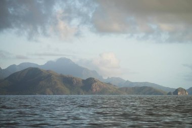 Queensland Avustralya 'daki tropik ada. Akşamları dramatik manzara, baharda dağlar.